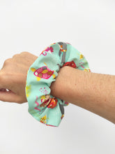 Cargar imagen en el visor de la galería, Coletero Scrunchie sirenas Merakiheartmade
