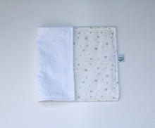Cargar imagen en el visor de la galería, TOALLITA / ABSORBE BABAS ESTRELLAS GRIS - Meraki Heartmade

