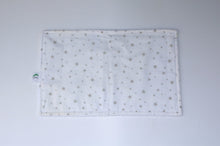 Cargar imagen en el visor de la galería, TOALLITA / ABSORBE BABAS ESTRELLAS GRIS - Meraki Heartmade
